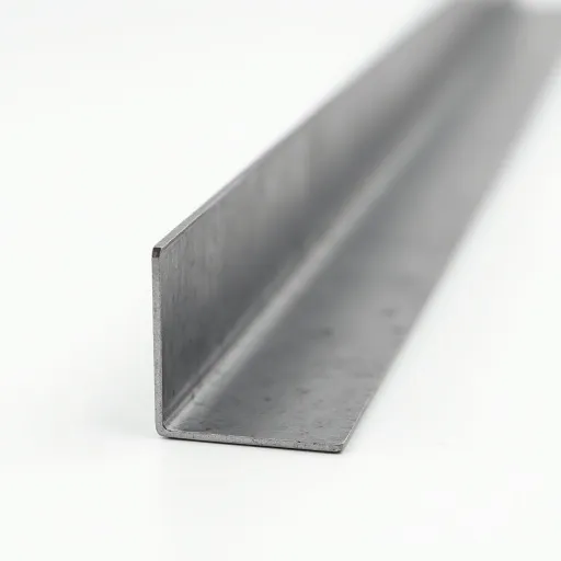 Уголок гнутый стальной неравнополочный 32х25х2,5 мм 17Г1С ГОСТ 19772-93